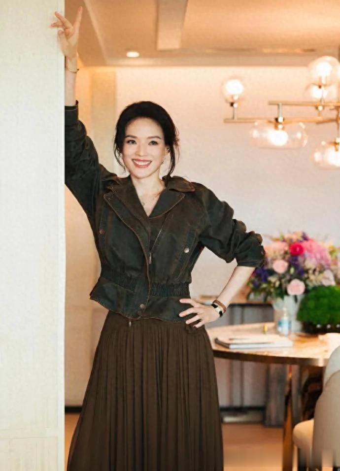舒淇换风格后气质大变！穿短夹克+棕色长裙，时髦又高级！