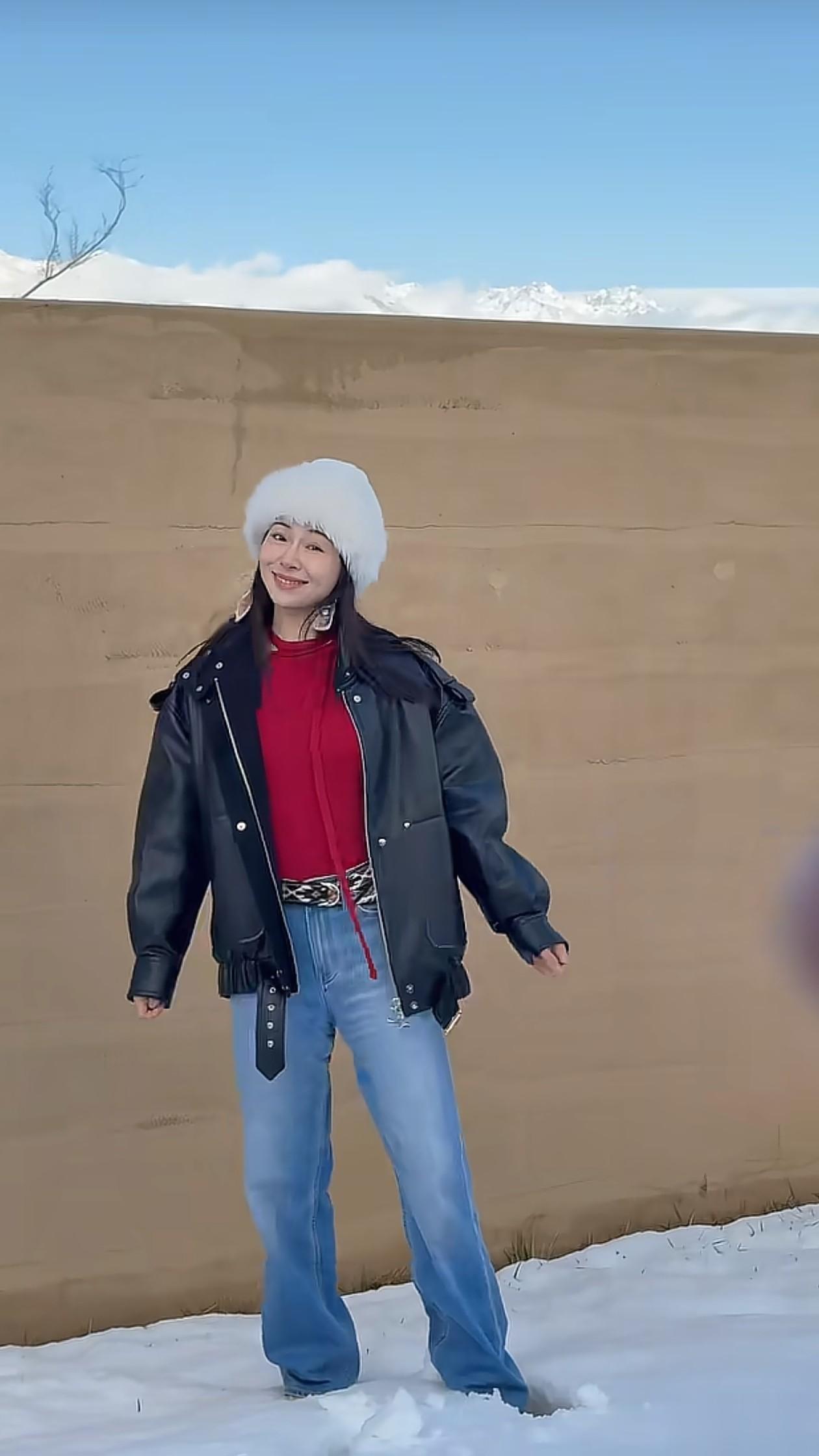 42岁江一燕玩雪穿搭：皮草+连衣裙+黑靴，贵气又时髦，嫩得像25岁