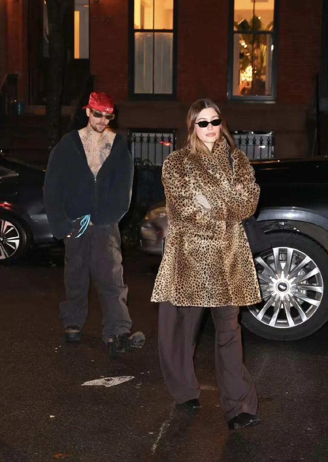 比伯携妻子纽约外出就餐，穿搭一如既往的迷，海莉一脸生无可恋