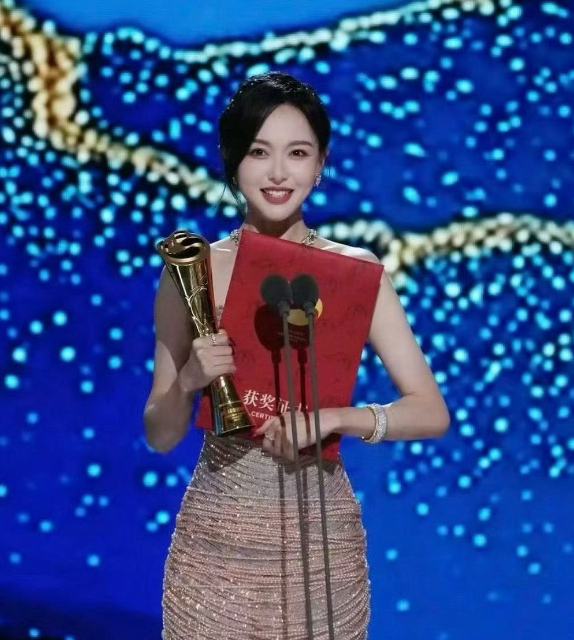 从“紫萱”到“汪小姐”，唐嫣的这场“奖”心之旅，终于圆满！