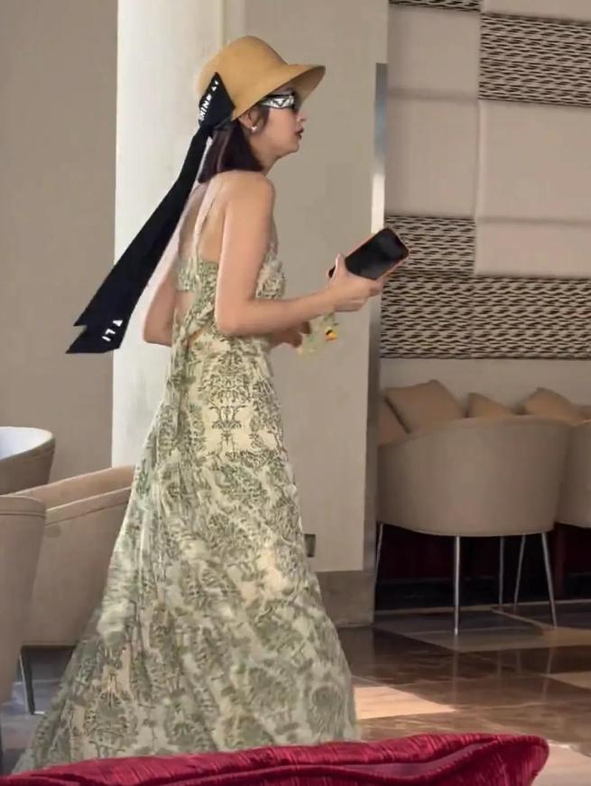 颖儿三亚酒店吃早餐！一大桌没吃两口就去找女儿，度假风穿搭好美