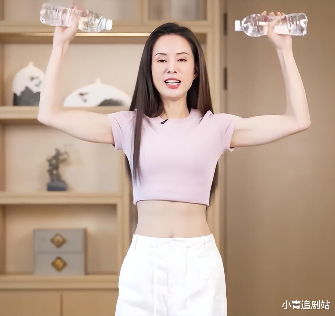 难怪蒋欣要拼命减肥，穿同一件衣服，至少年轻十岁，大长腿很抢镜