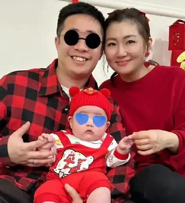 任家萱参加朋友婚礼，穿粉色宽松碎花裙，鼻子变大，疑似怀二胎