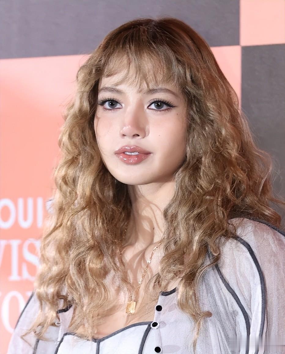 Lisa出席男友家的品牌红毯，恢复韩流铁刘海妆造，但已无往日风采