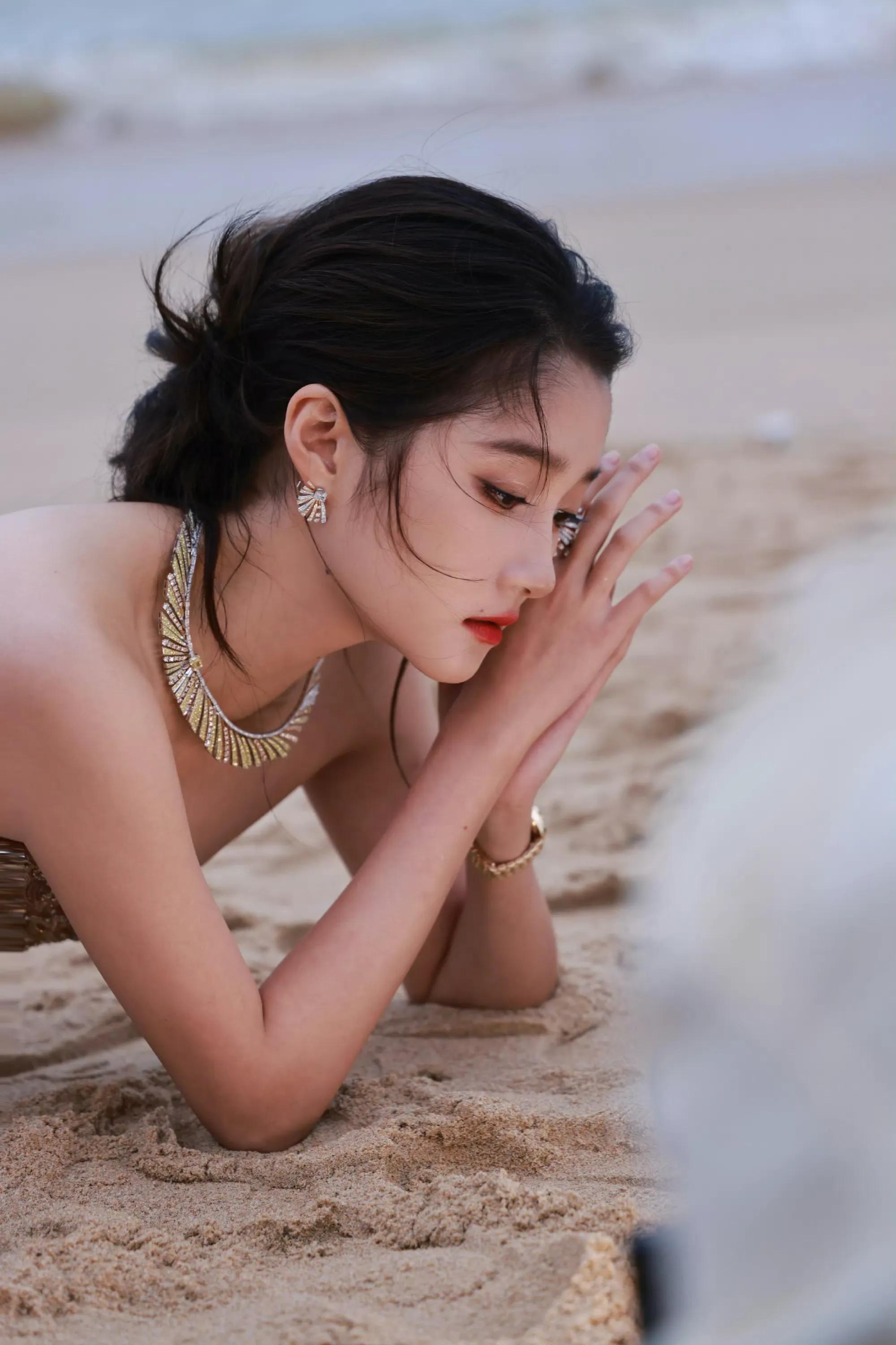 关晓彤沙滩照甜美迷人