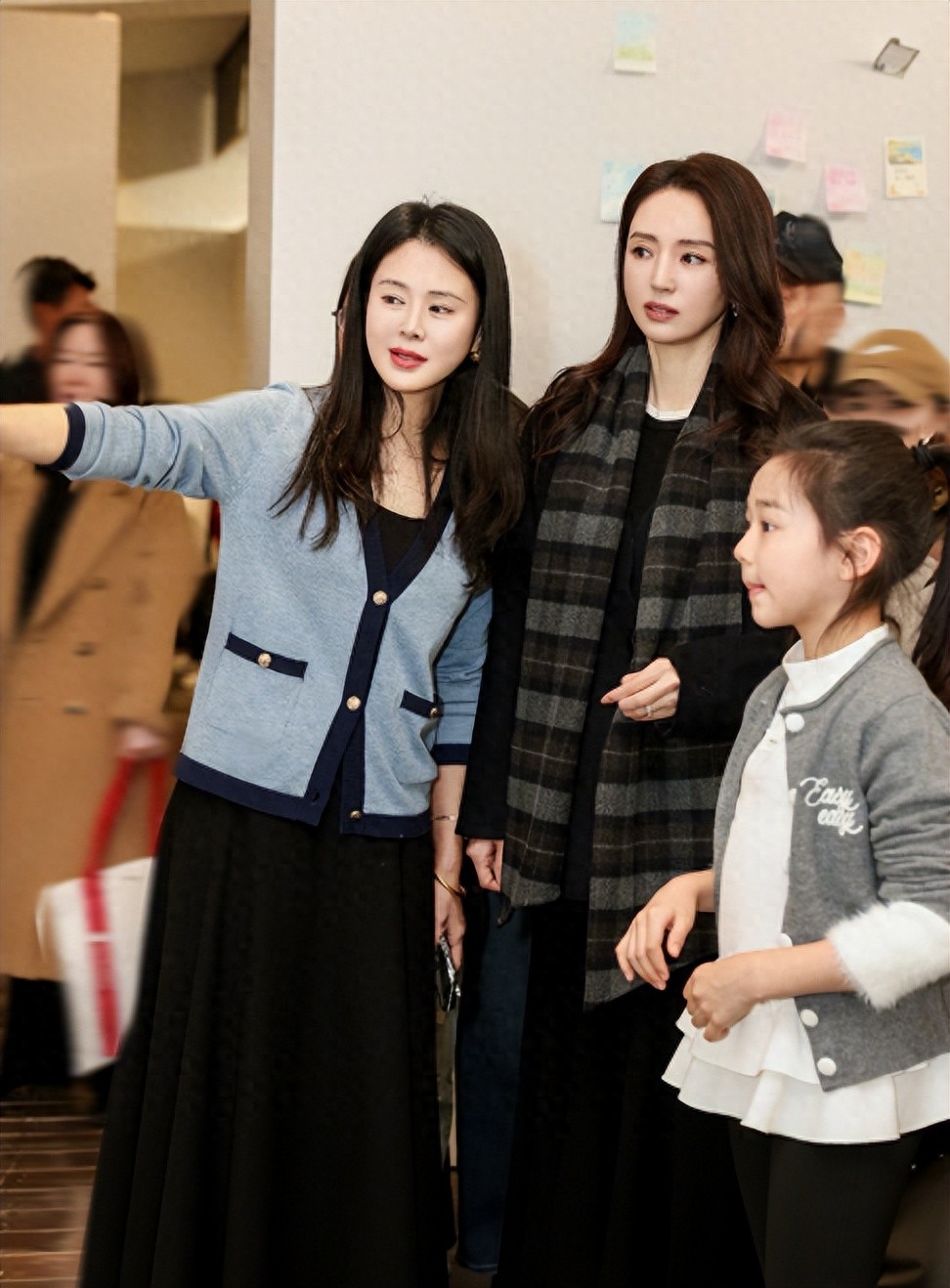 董璇和关悦家庭聚会,佟大为9岁儿子出镜帅气,和小酒窝同框害羞