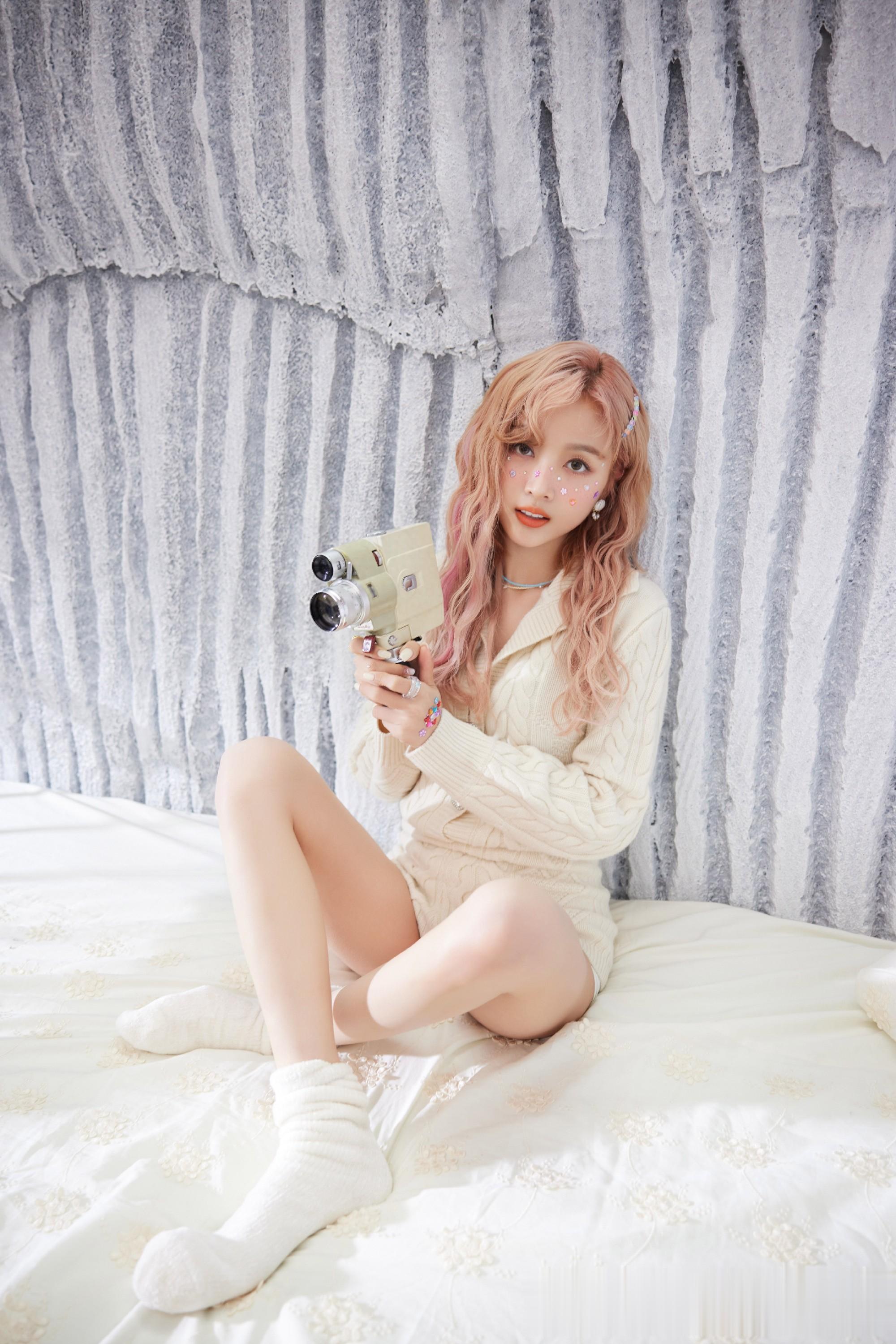 吴宣仪粉发甜系风,奶油系穿搭解锁梦幻少女心