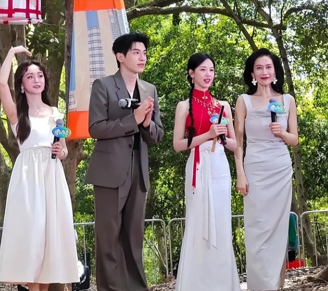 46岁温峥嵘近照曝光，身形消瘦干巴巴，同框陈都灵气质很绝