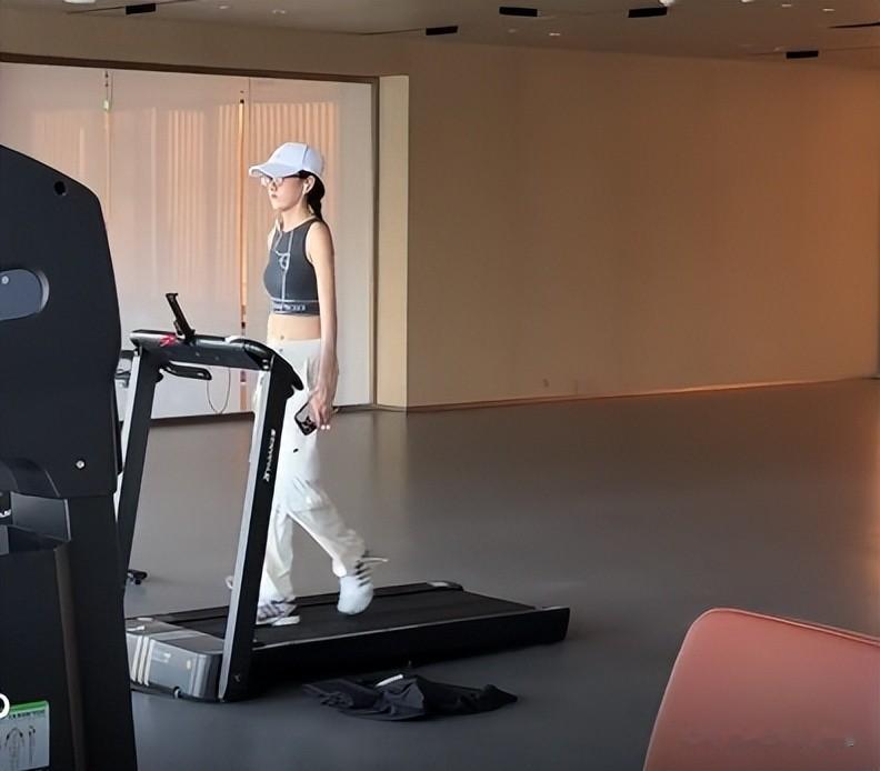 宋祖儿街头被偶遇，穿超短裙露出安全裤，走路姿势像外星人好怪异