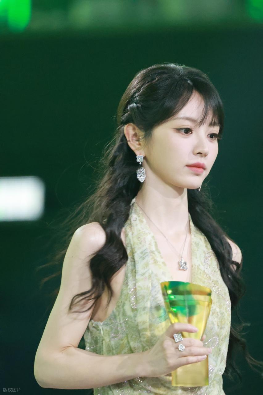 田曦薇惊艳亮相星光大赏，萝莉脸魔鬼身材惹人羡，本人白到发光！