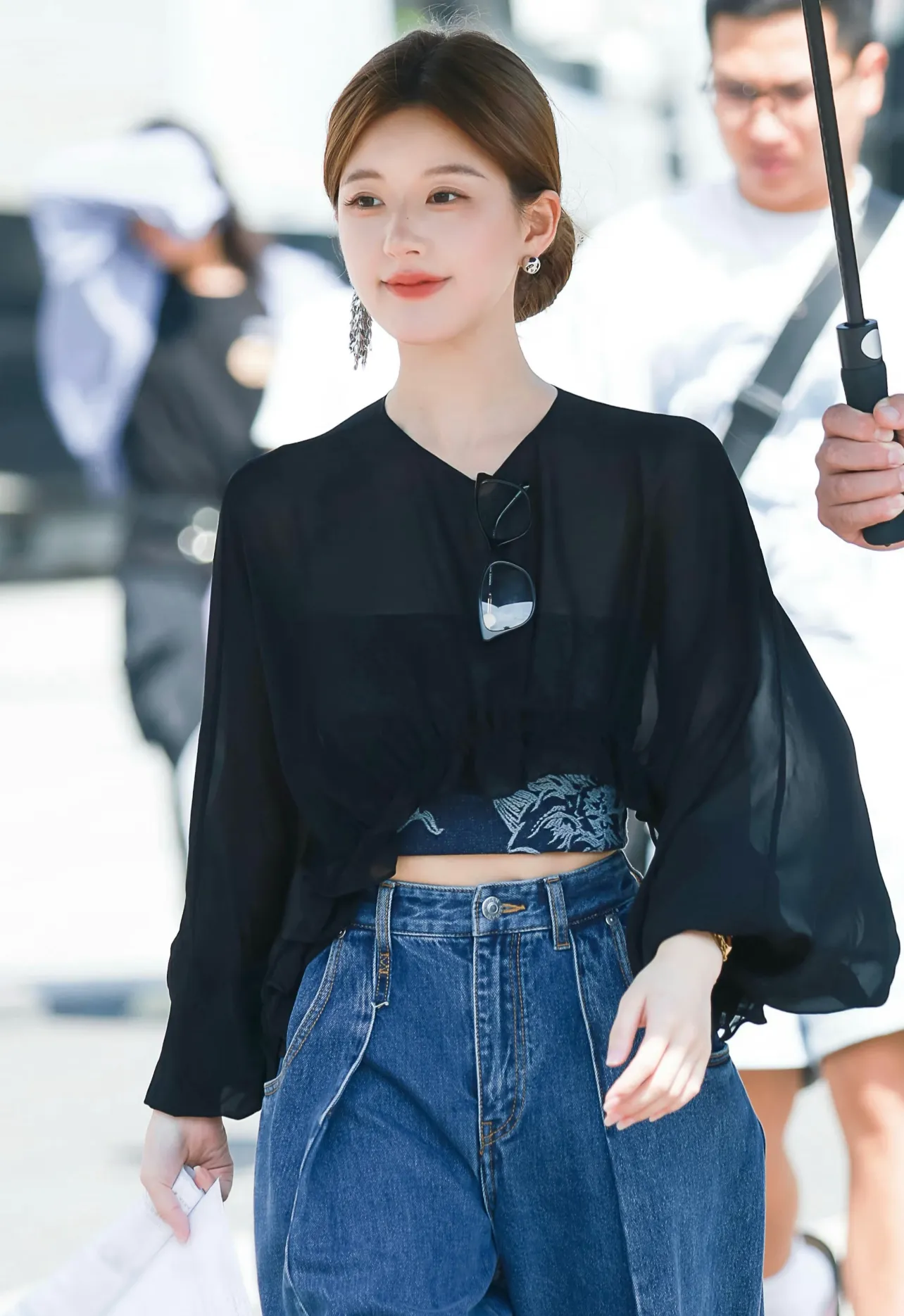 刘诗诗带火了一种减龄穿搭：新中式刺绣上衣+阔腿裤，减龄又高级