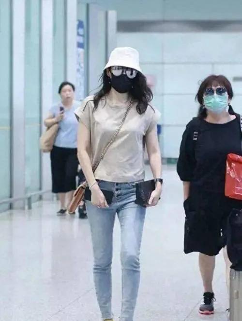 46岁章子怡素颜被偶遇,网友惊呼:这是吃了防腐剂吗?