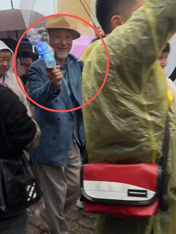 青岛偶遇明星：倪萍面相好凶，秦霄贤冻得发抖，蔡明咋长这样？