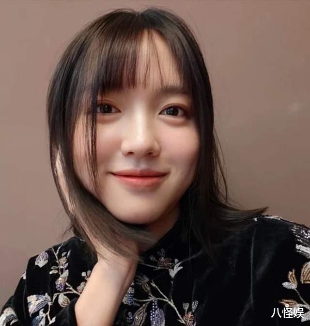 张梓琳带女儿过节一脸孕相，胖妹脸型完美，这美貌马赛克都挡不住