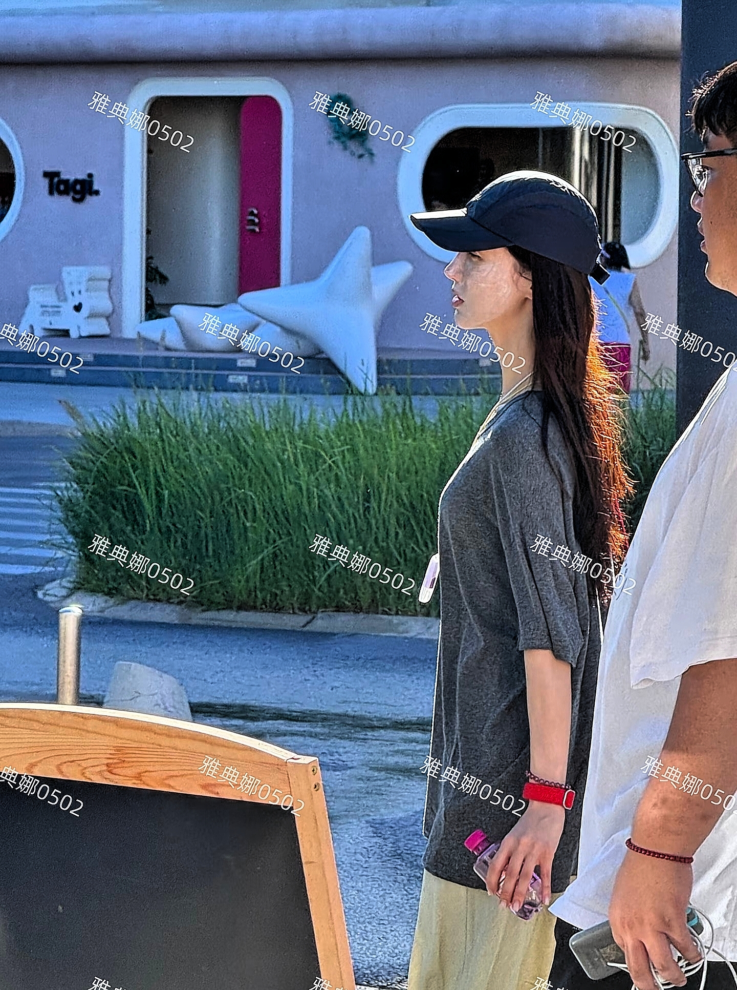 金晨的脸怎么了？以为打了水光仔细看是涂了面膜她可真没明星包袱