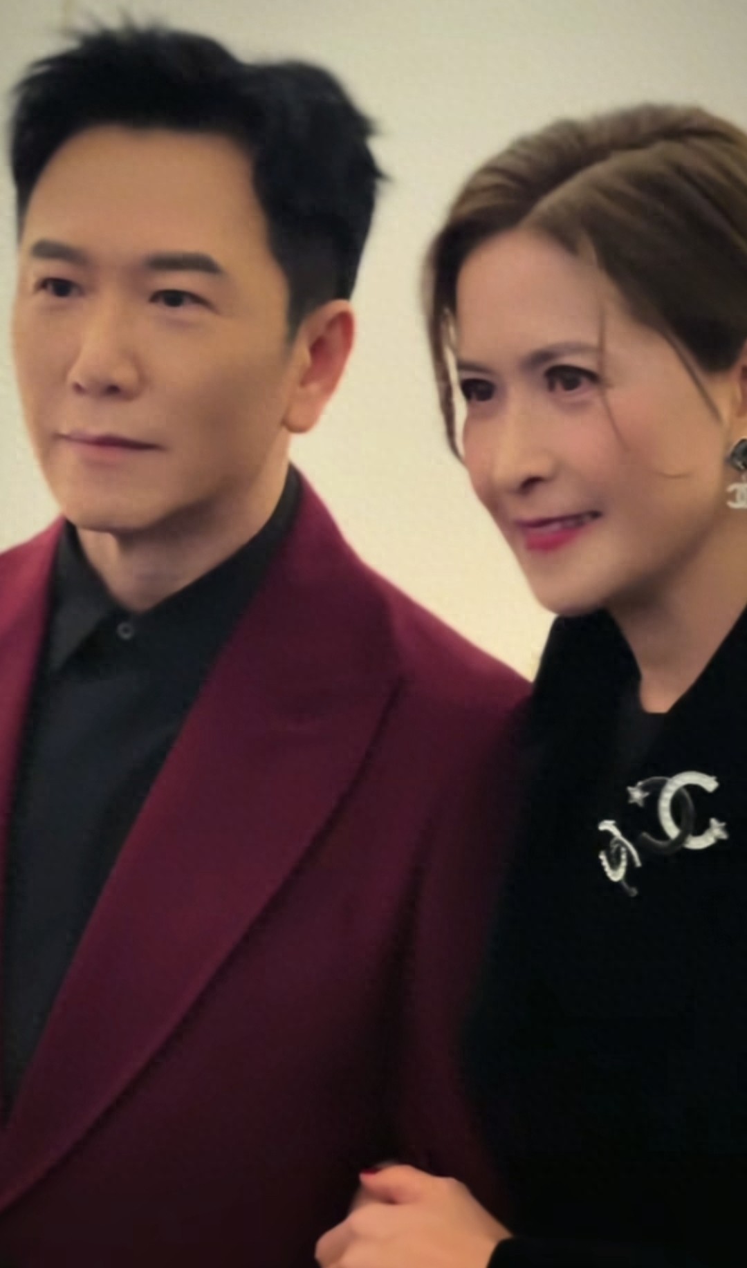 61岁温兆伦携家人在香港旅游,妻子赵庭罕见亮相,女儿和爸爸很像