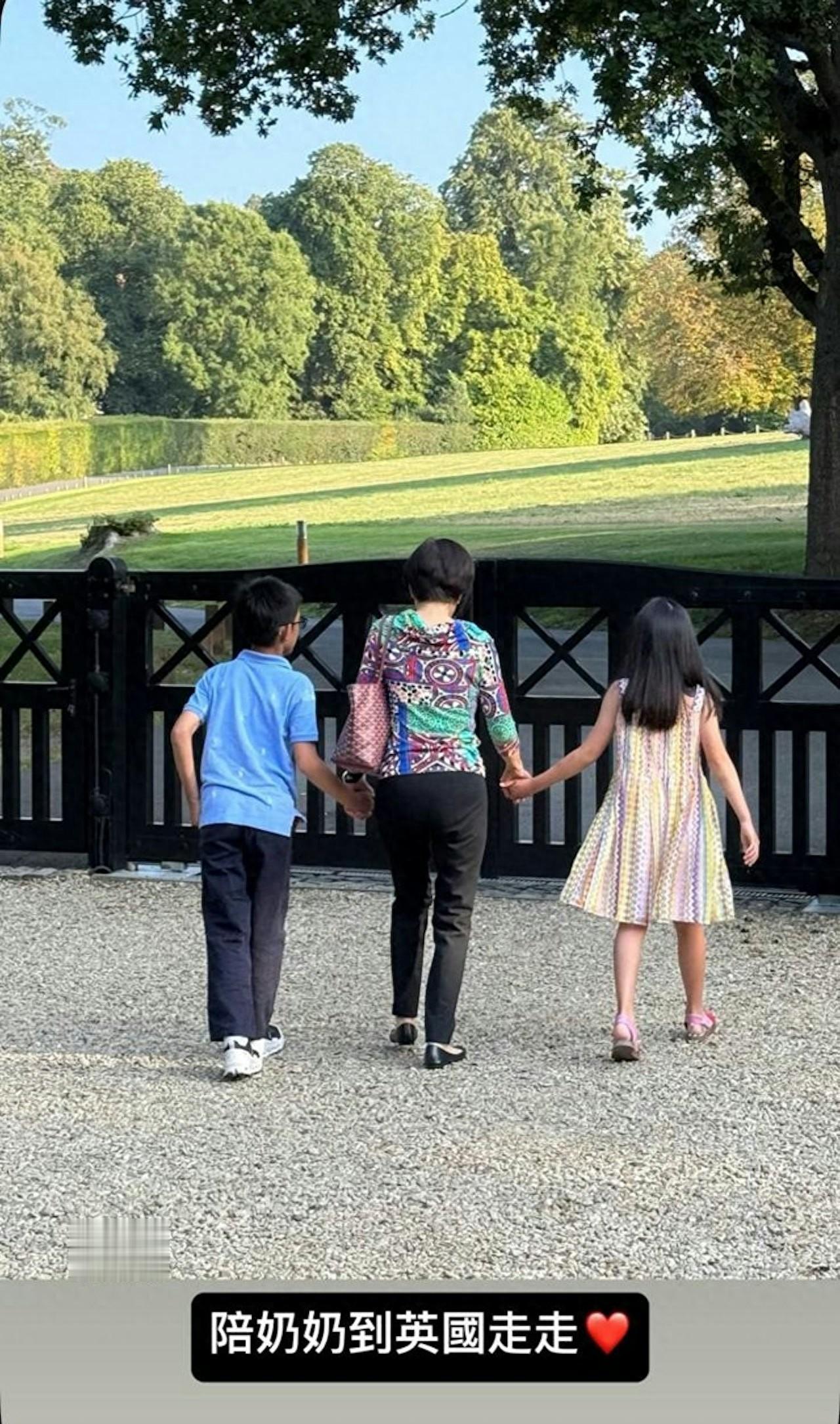 何柱国遗孀黄敏珊罕见现身，与儿媳在英国散心，年逾70岁身材匀称