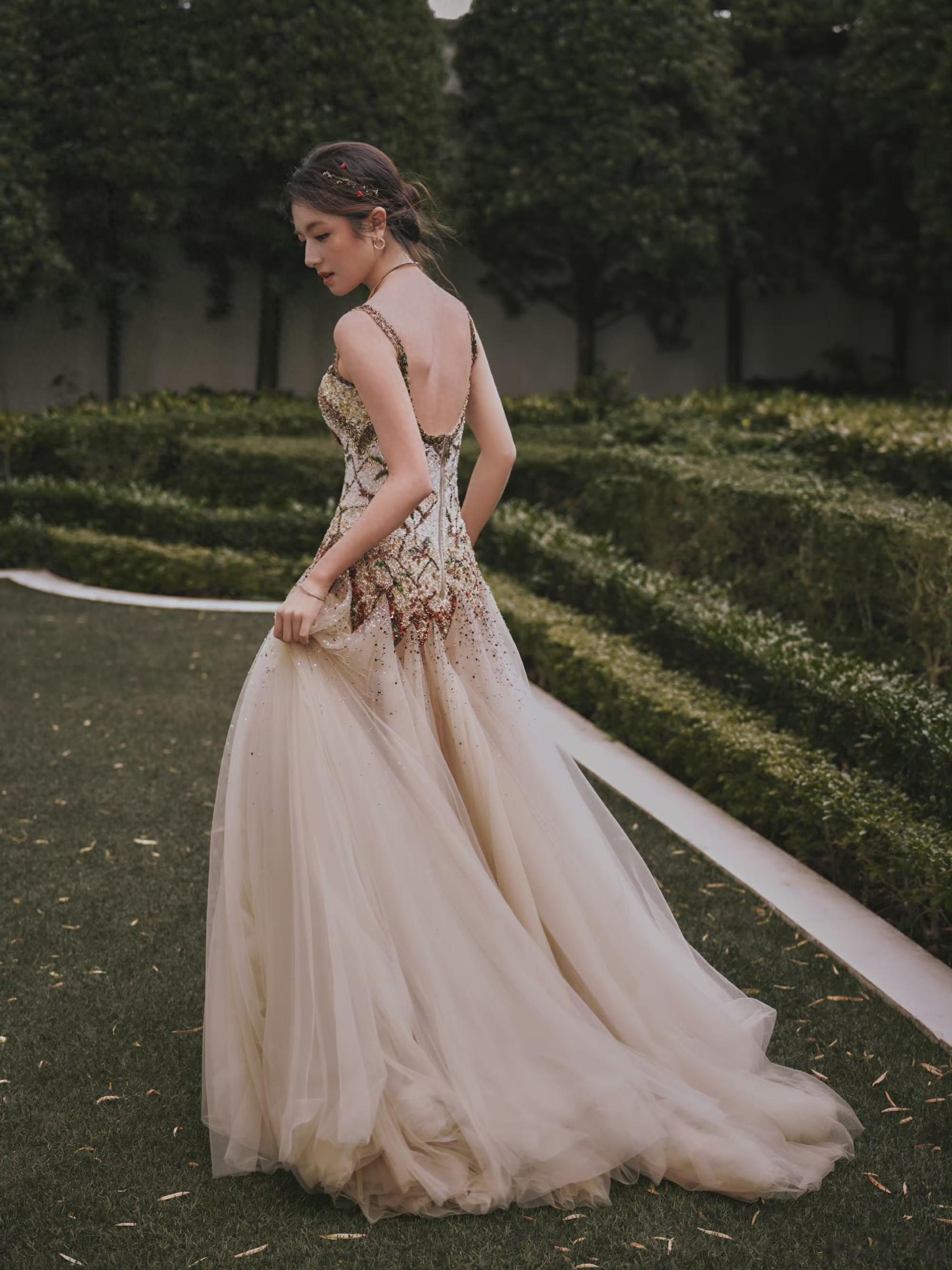 李兰迪尖叫夜两套造型 红玫瑰刺绣裙妩媚多姿 蕾丝深V裙又纯又欲