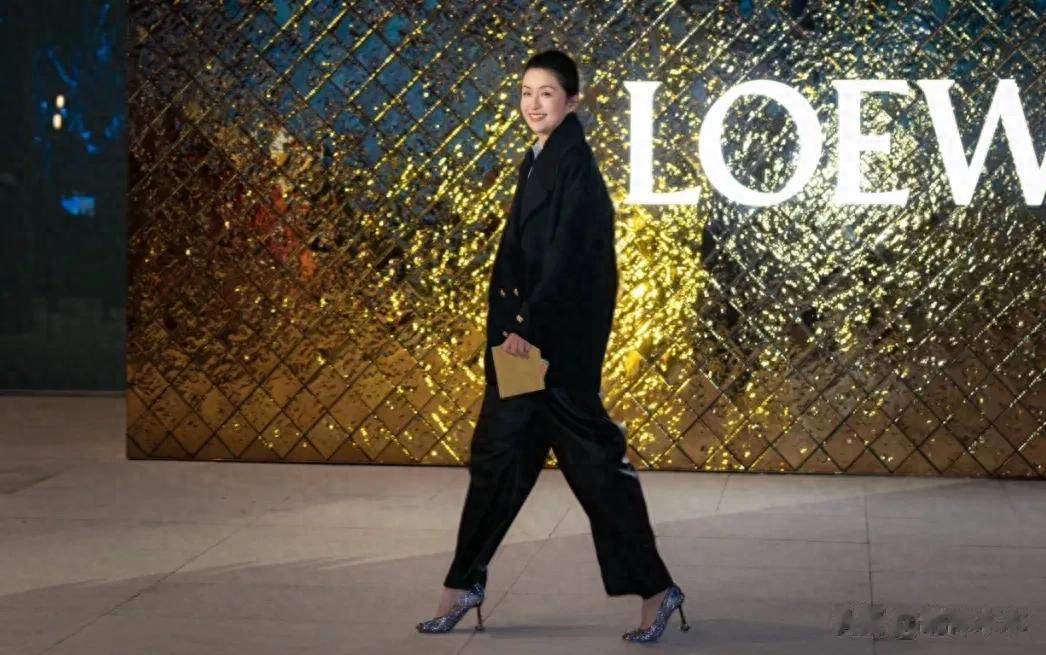 古二曝秦雯多次炫耀袭警经历,其丈夫还骂警察,王家卫以此为灵感