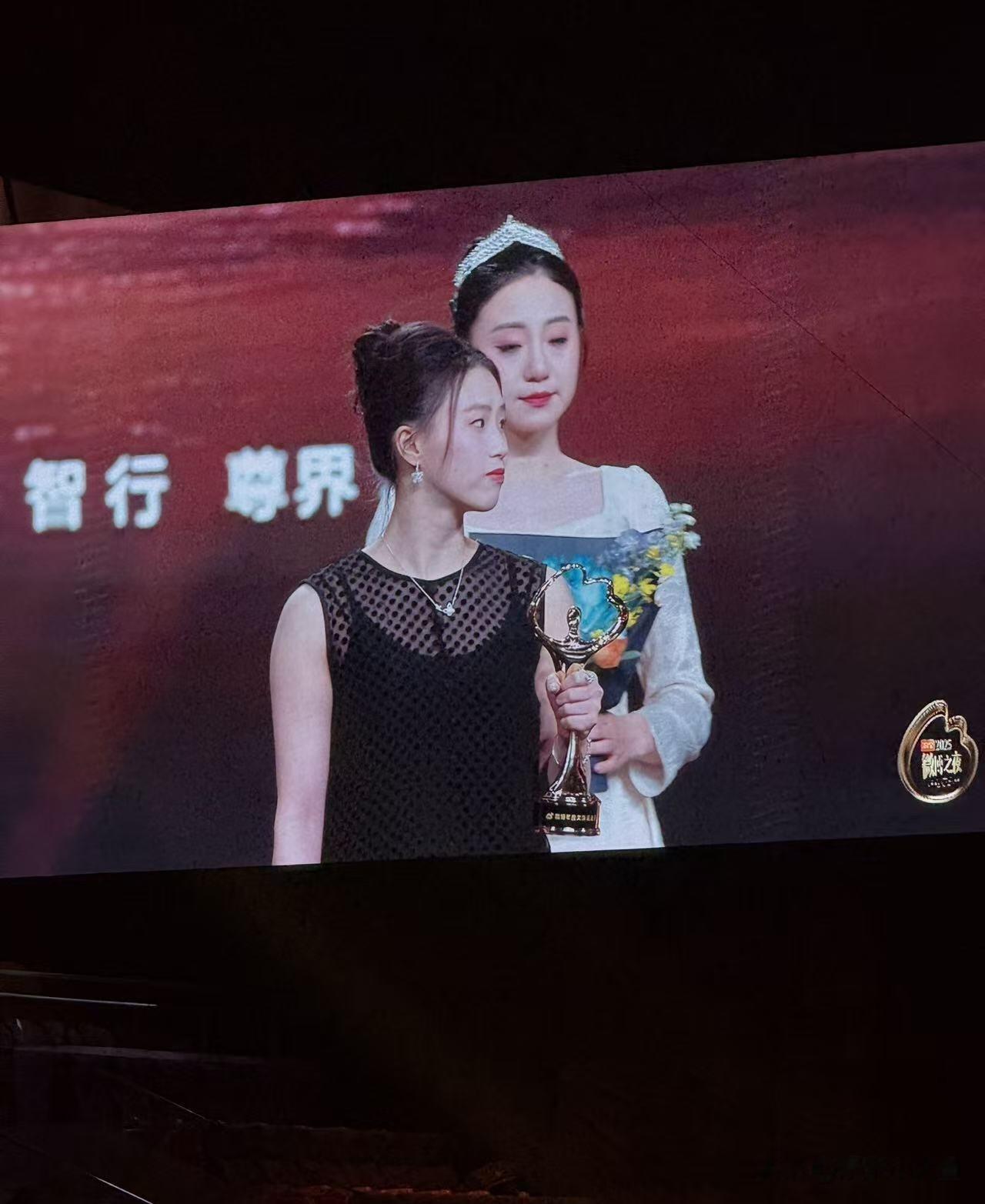 陈芋汐亮相微博之夜活动，穿黑色连衣裙蝴蝶耳环点缀 颜值不输明星