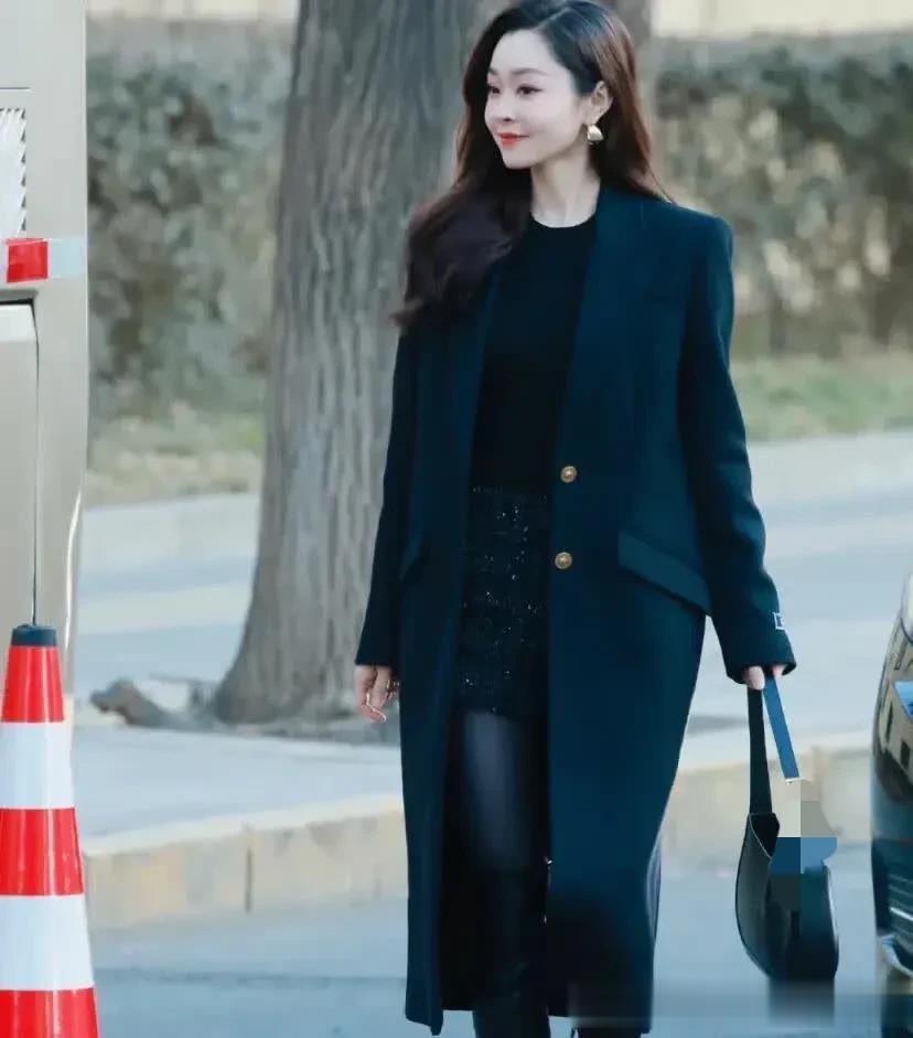 宋轶换风格后气质大变!穿黑色大衣+粗花呢短裤+长筒靴 高级又洋气