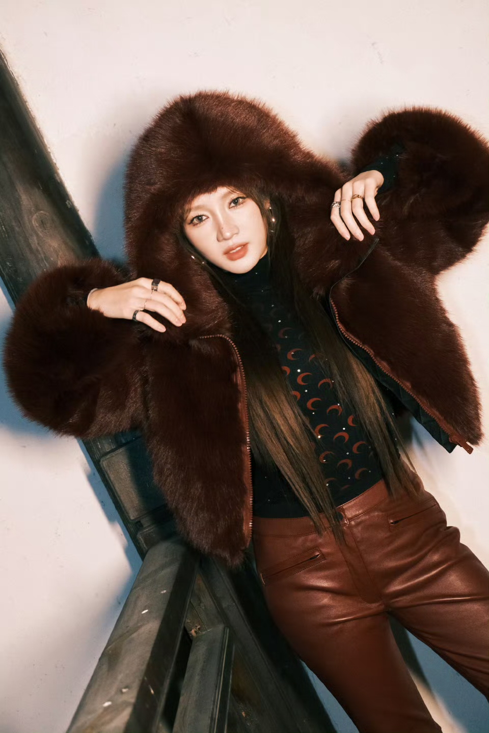 孟佳穿红色皮裤写真，又酷又美