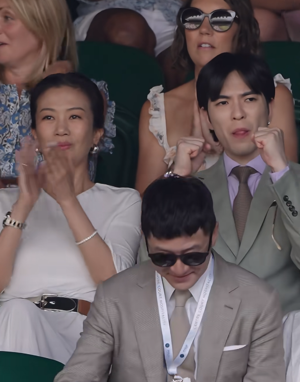 萧敬腾夫妻看温网，林有慧手上大钻戒太晃眼，牵手被嘲：母子出游