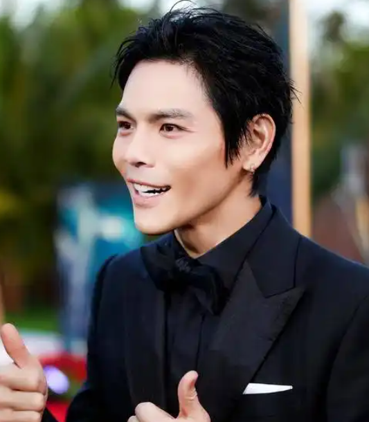 前后仅差1小时！向佐新动向曝光，终究，连偶像刘德华也没忍住