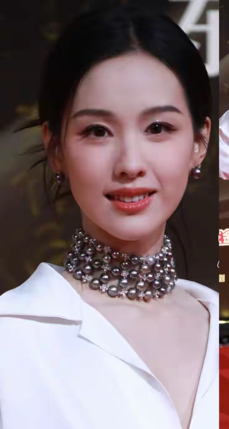 陈都灵国剧盛典穿白礼裙，低扎发配四层珍珠链，气质清冷颜值惊艳