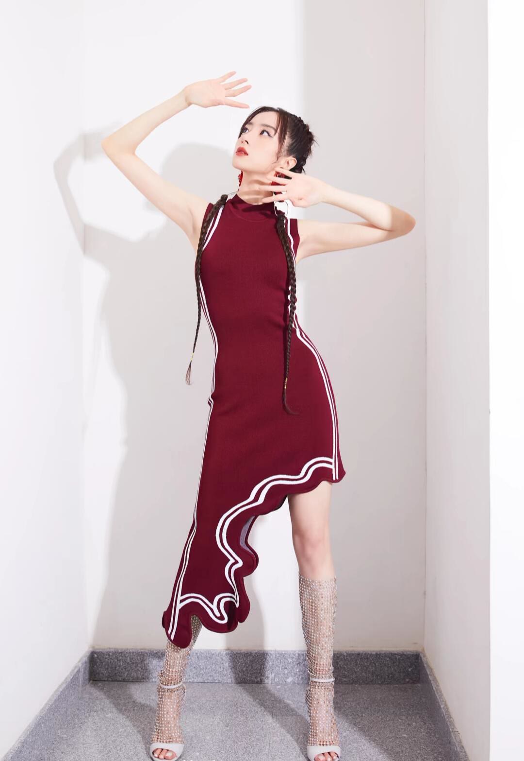 胡冰卿穿白西装配黑裙，长腿红唇美出清冷贵气