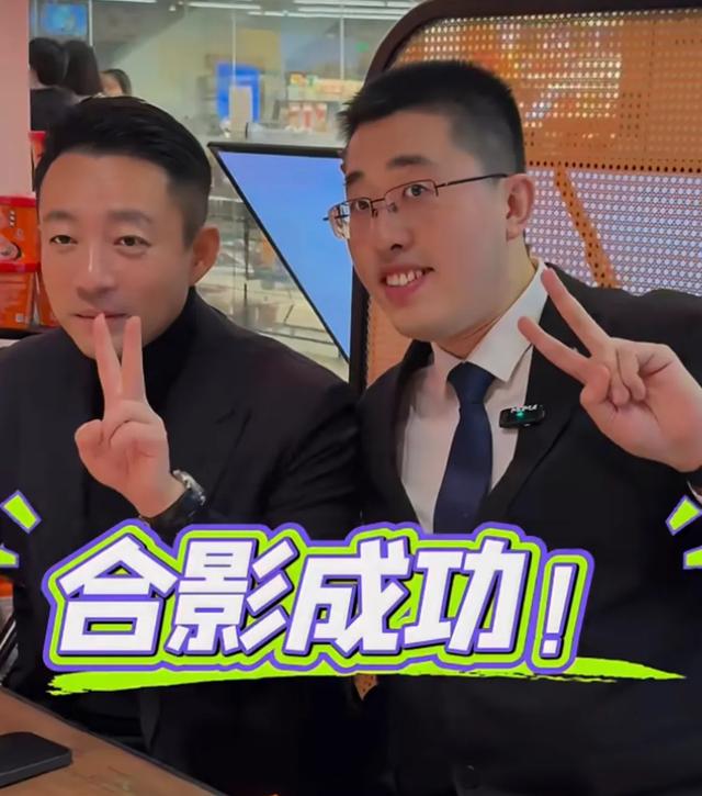 小井与张兰见面！拥抱并轻抚后背，张兰打扮精致，戴黑花悼念大S