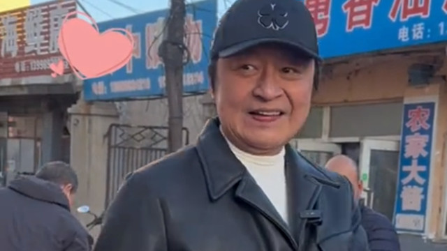 63岁马景涛回绥中祭祖，独自逛早市买一兜爆米花，过着普通人生活