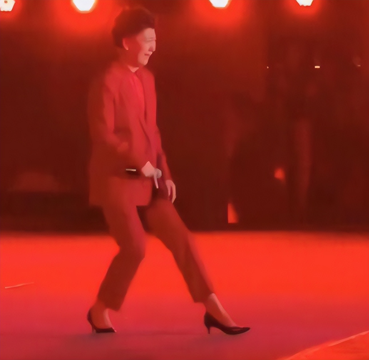 过气明星太心酸！农村走穴 摆摊还债, 穷到剩100万 更离谱的还在后面