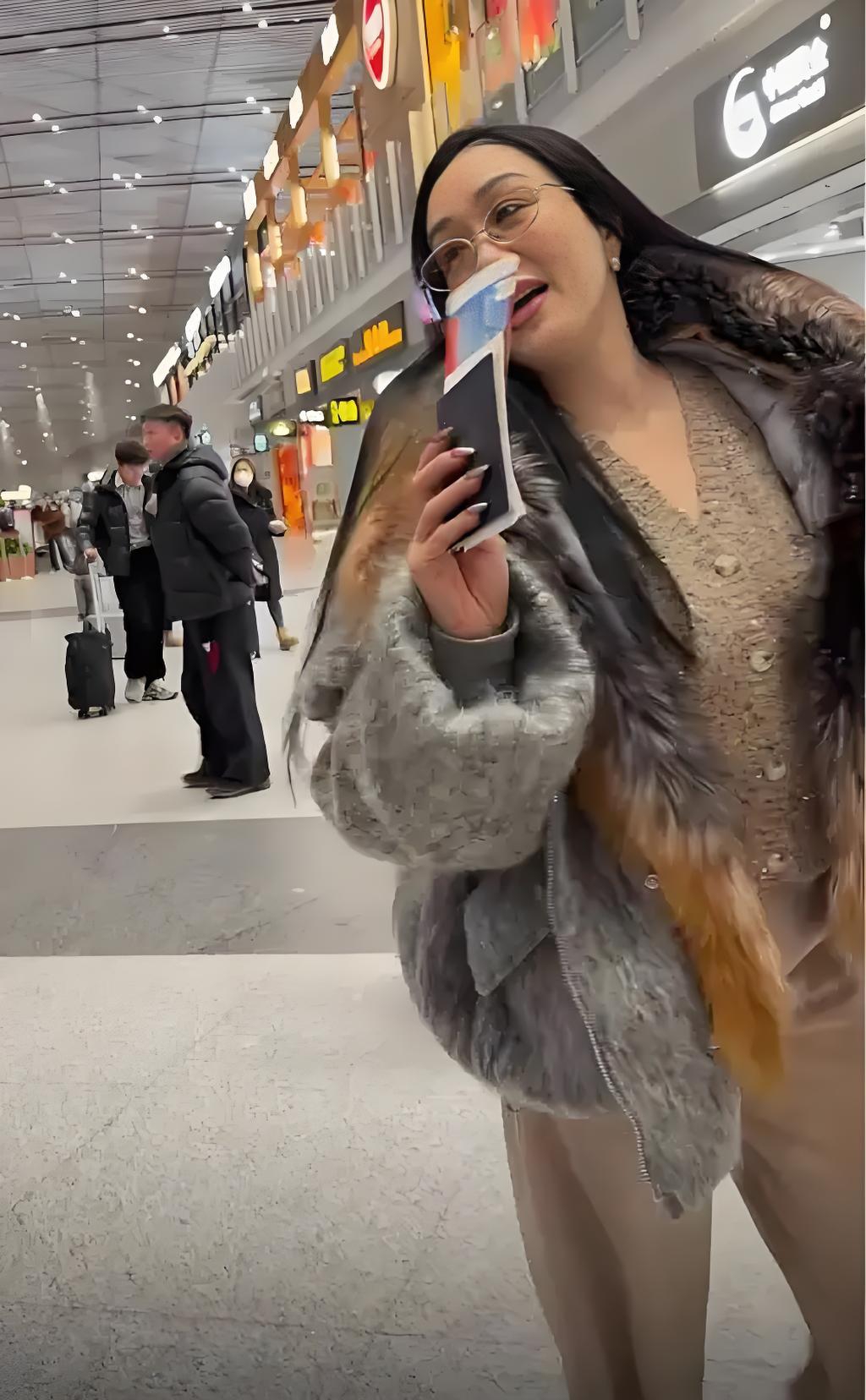 钟丽缇机场大胆穿搭!普通人穿像麻袋她靠气场硬撑,虽遮肉但显壮