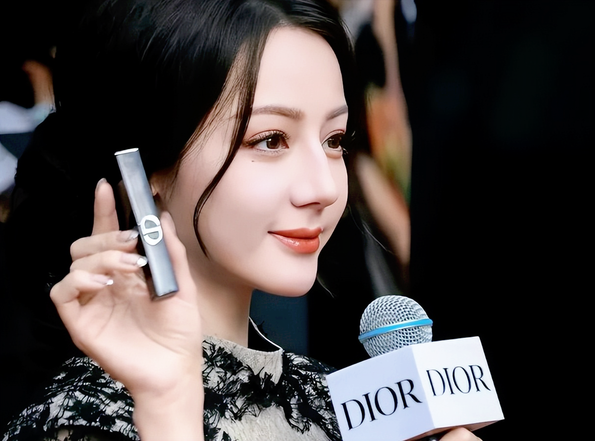 迪丽热巴惊艳亮相北京三里屯,巨星风范引爆全场,保安眼神亮了。