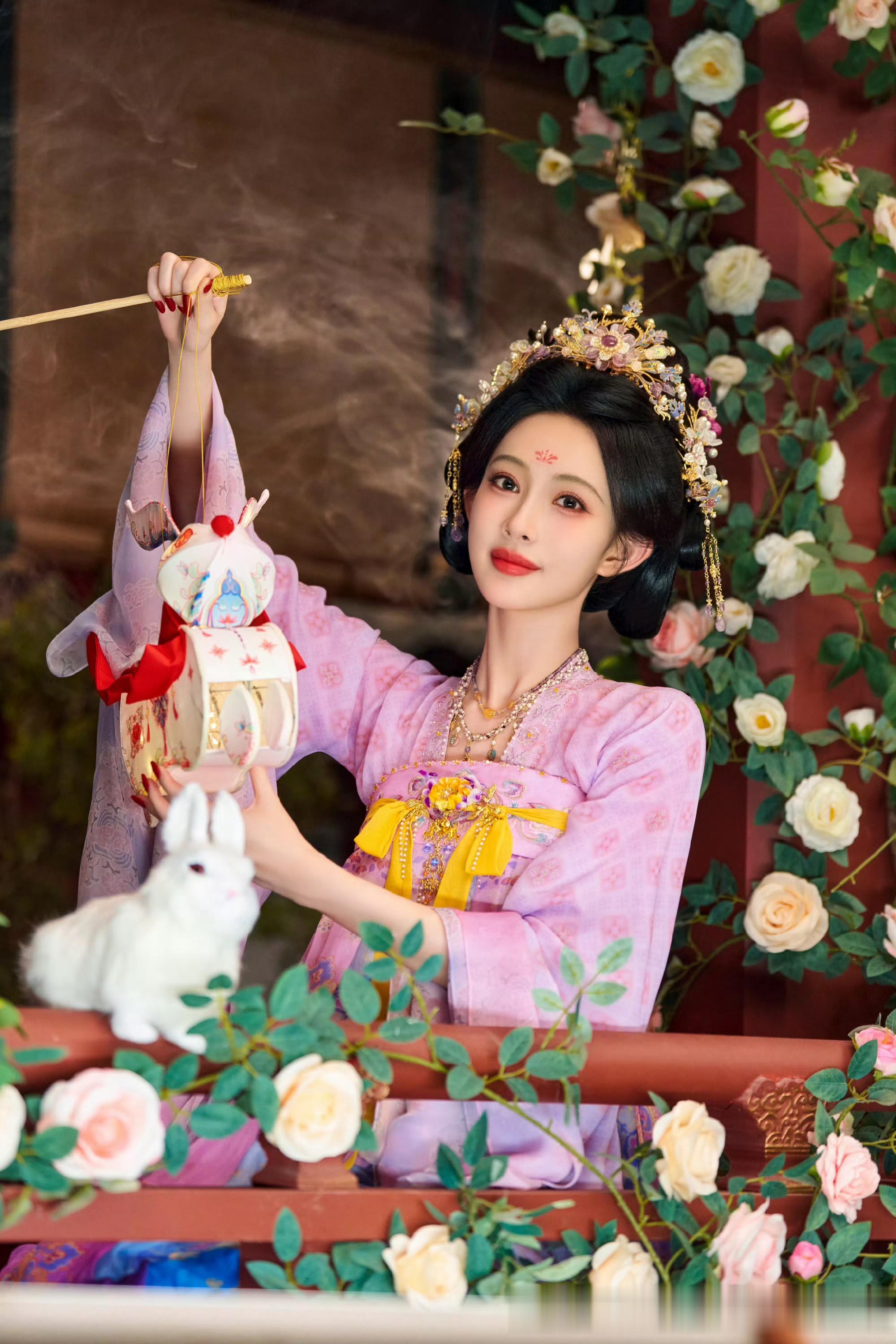 孟子义汉服大片：唐宫仕女抱兔品月，粉紫襦裙尽显古韵风华