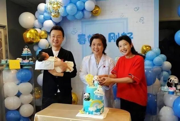 著名央视主持人刚强，为爱娶二婚春妮为妻，如今一家三口幸福美满