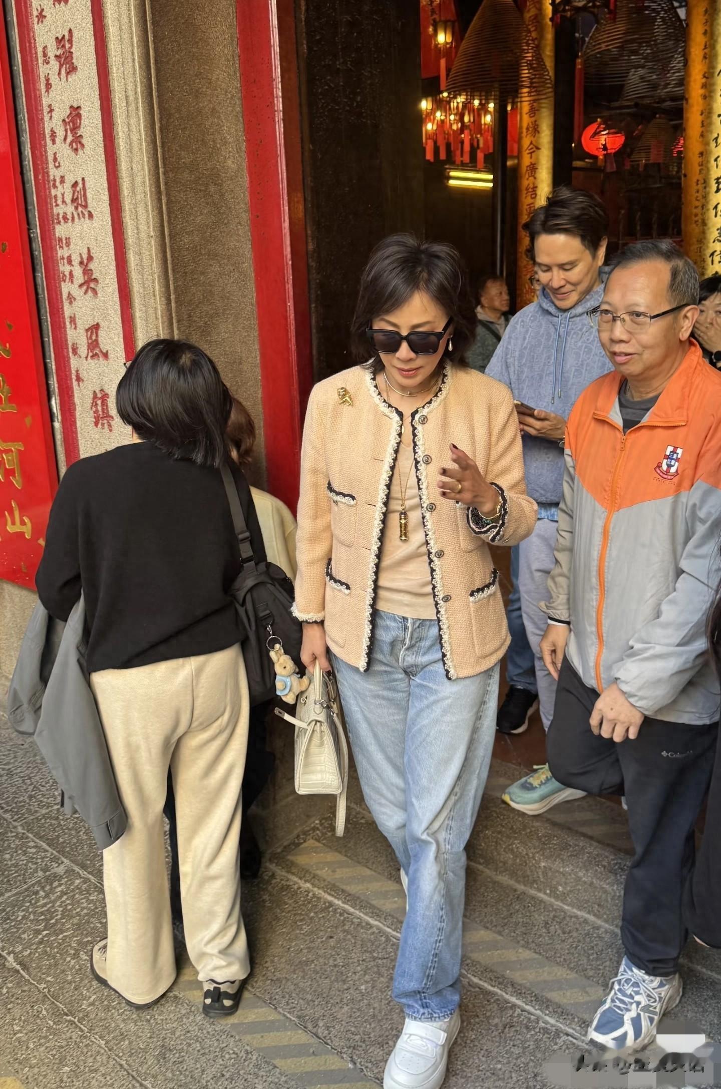 60岁刘嘉玲满头黑发似少女,穿12万贵气外套,一身行头抵一套豪宅