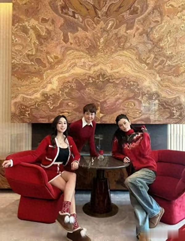 奚梦瑶的豪门圣诞，和婆婆小姑子同框摆拍，超大豪宅里的暖心时光