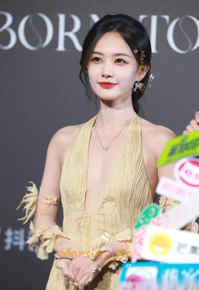 李一桐是甜妹的脸，御姐的身材，长相十分讨喜。