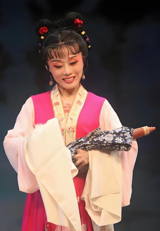 47岁嫁给32岁小演员,被骂“老牛吃嫩草”,如今却成圈内爱情范本