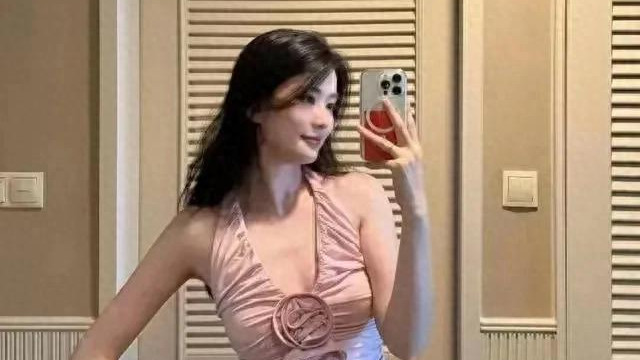 婚后的乔欣胖了不少，脸圆润了，但看上去福气满满的样子！