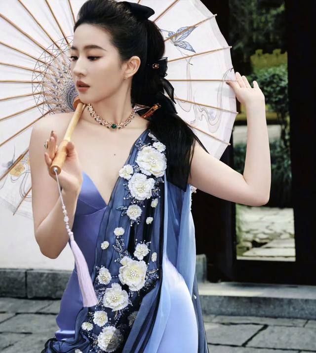 刘亦菲REDGALA红毯，蓝玫瑰礼裙美到词穷，仙女下凡不过如此