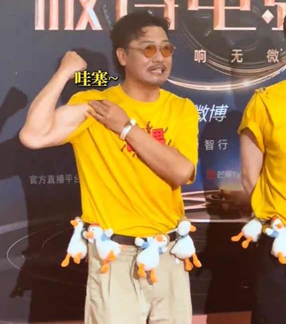 贾冰暴瘦40斤,参加红毯大大方方秀肌肉,反观贾玲,早“消失”了