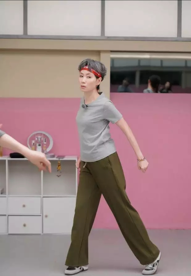 《浪姐6》成团后:李晟带老公综艺接不停,舞台女王却成商务散兵