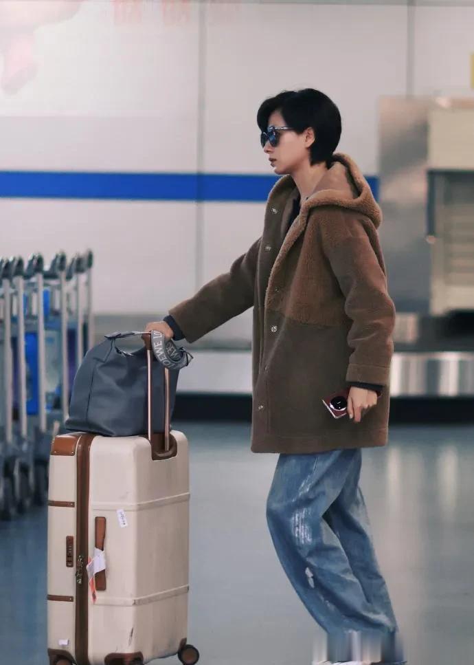 万茜机场私服真时髦！穿棕色羊羔毛外套+牛仔裤，洋气又高级！