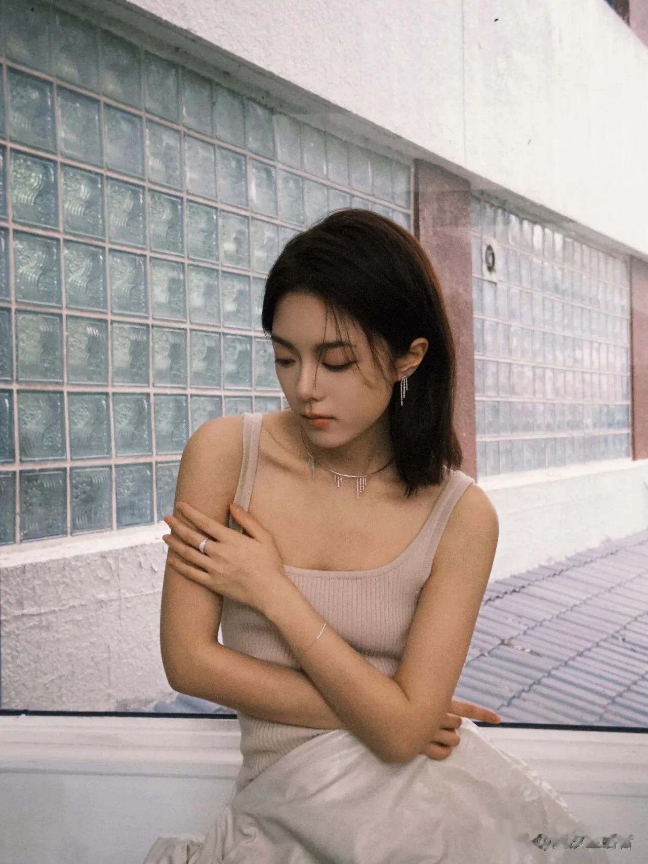 赵今麦太会穿！简单背心穿出妩媚感，少女感和轻熟风的碰撞绝了