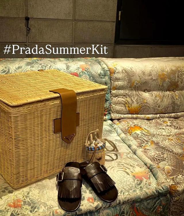 三大韩流女神为Prada站台宣传,Sana甜美,Somi酷飒,柳智敏赢了