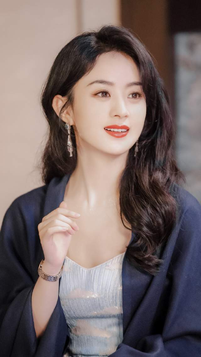 赵丽颖绯闻后首亮相！粉发造型被说“精神小妹”，美背杀疯全场！