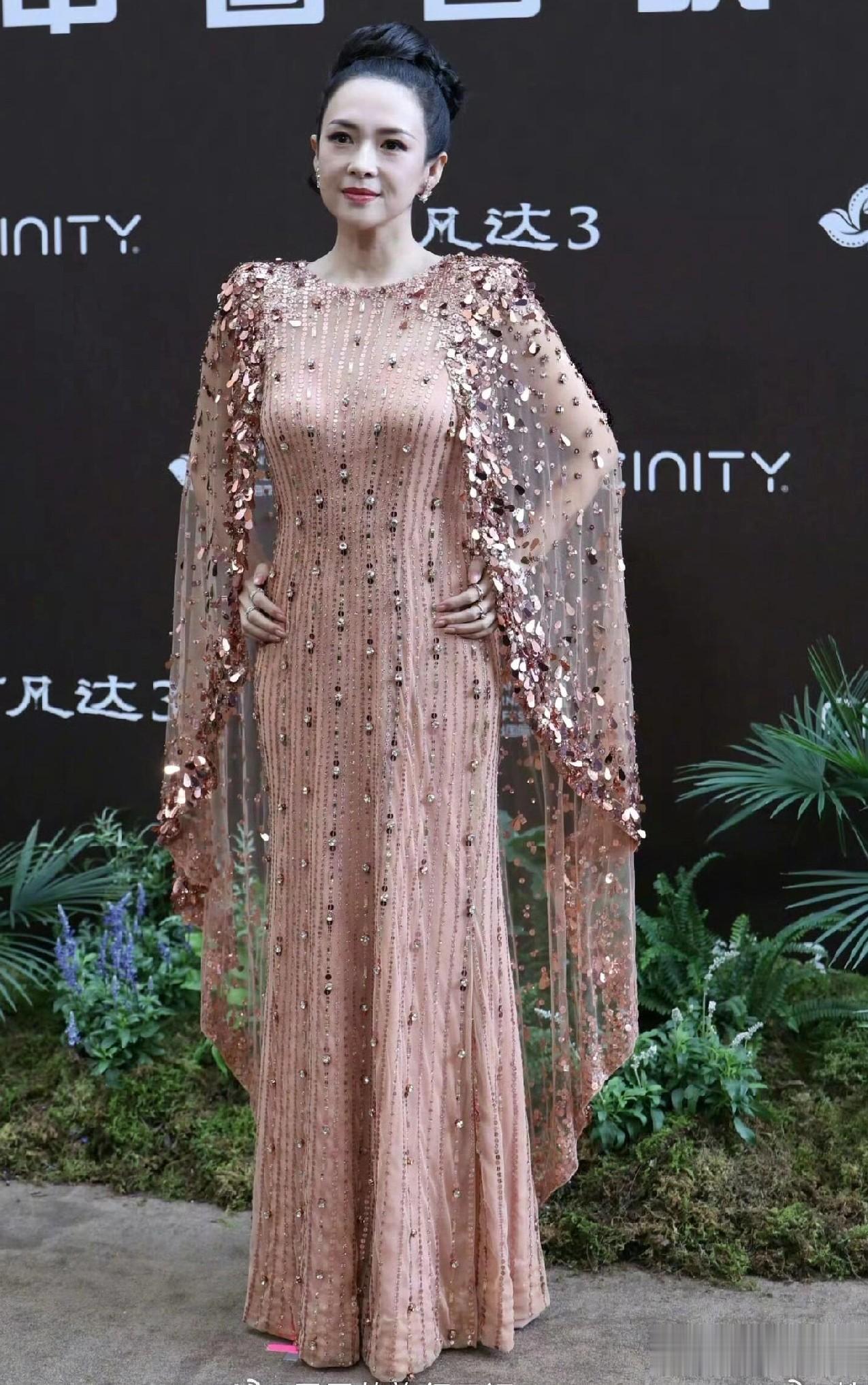 章子怡出席《阿凡达3》首映礼，穿粉色亮片礼服，与导演握手合影